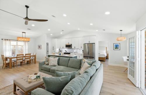 Gulf Breeze Casa | Sunny 3BR with Hot Tub & Game Room Home