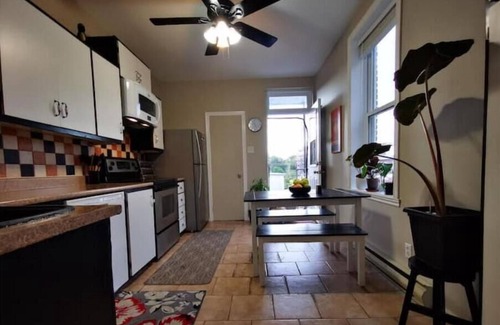 Verdun Apartamento | Sunny 3rd Floor Apartment Near Wellington & Metro