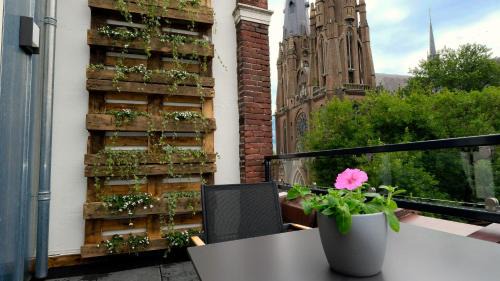 Eindhoven City Center Apartamento | Sunny 45m2 Penthouse with Balcony and Terrace - R65C