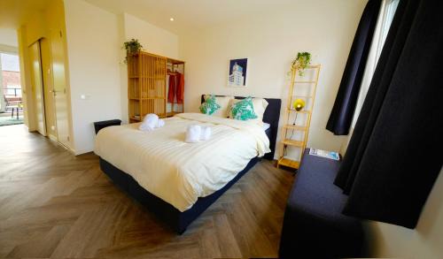 Eindhoven City Center Apartamento | Sunny 45m2 Penthouse with Balcony and Terrace - R65C