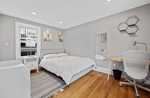 Winter Hill Apartamento | This apartment is a 4 bedroom(s), 2 bathrooms, located in Somerville, MA.