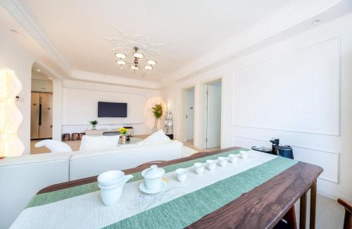 Huangpu Apartamento | Sunny Abode-Bund view apartment 300m from Yu Garden Modern luxury 3-bedroom, 2-bathroom residence