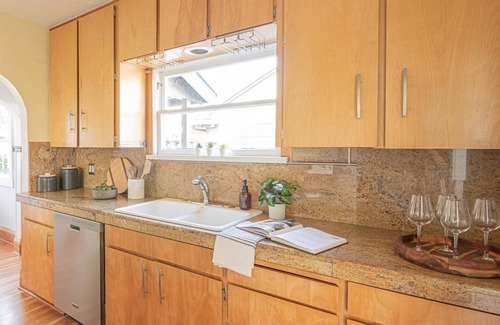 Concordia Casa | Sunny Alberta Arts Bungalow - 2 Blocks from Alberta - Quiet Street - Pets OK!
