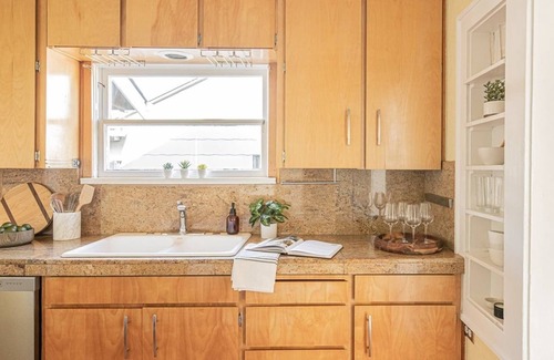 Concordia Casa | Sunny Alberta Arts Bungalow - 2 Blocks from Alberta - Quiet Street - Pets OK!