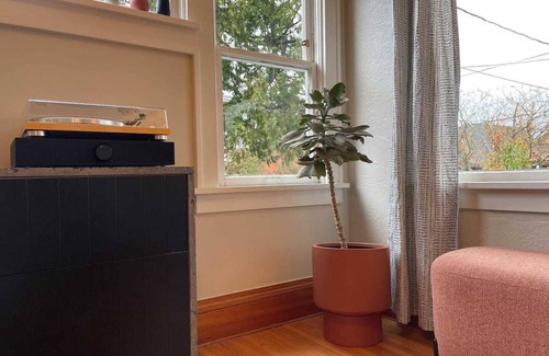 Concordia Casa | Sunny Alberta Arts Bungalow - 2 Blocks from Alberta - Quiet Street - Pets OK!