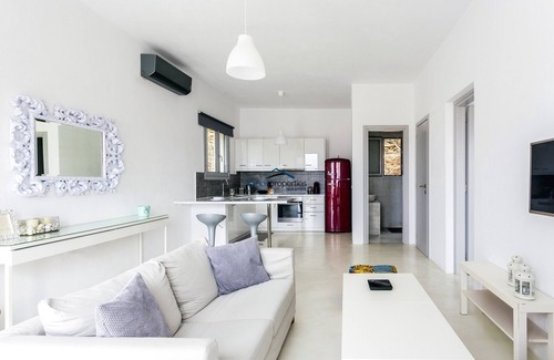 Vourkari Casa | Casa de huéspedes moderna y soleada, "Illios", ideal para dos parejas o una familia pequeña.