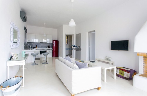 Vourkari Casa | Casa de huéspedes moderna y soleada, "Illios", ideal para dos parejas o una familia pequeña.