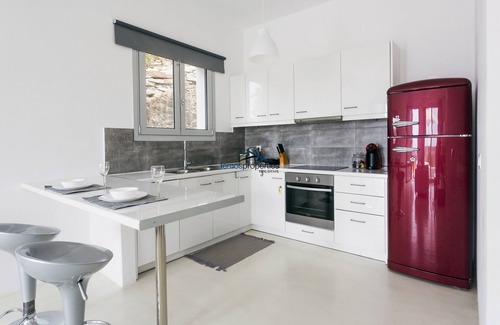 Vourkari Casa | Casa de huéspedes moderna y soleada, "Illios", ideal para dos parejas o una familia pequeña.