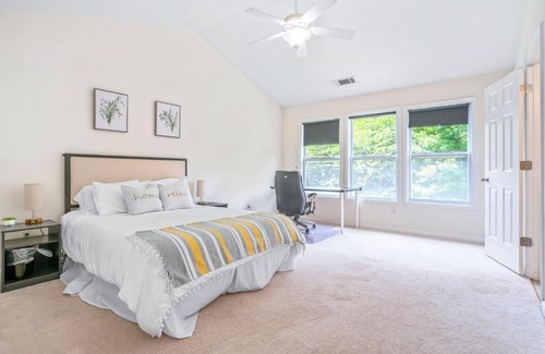 Gwinnett Place Casa | Sunny and Modern Single House with Gym, 4 Bedrooms- 3min drive to I-85 Highway
