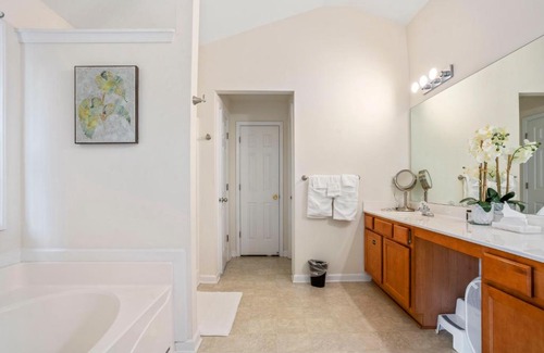 Gwinnett Place Casa | Sunny and Modern Single House with Gym, 4 Bedrooms- 3min drive to I-85 Highway