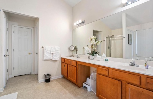 Gwinnett Place Casa | Sunny and Modern Single House with Gym, 4 Bedrooms- 3min drive to I-85 Highway