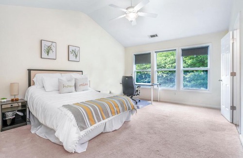 Gwinnett Place Casa | Sunny and Modern Single House with Gym, 4 Bedrooms- 3min drive to I-85 Highway