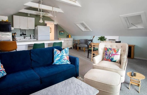 White Street Gallery District Casa | Sunny Apartment with a Large Deck and Great View