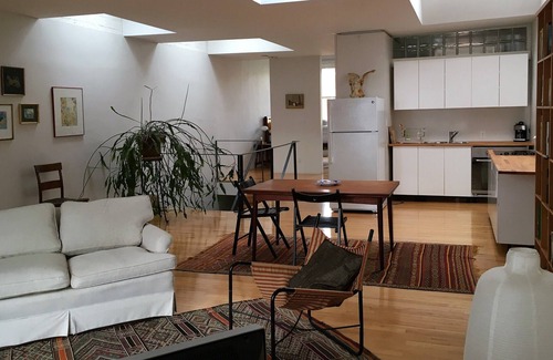 Bolton Hill Apartamento | Soleado apartamento lleno de arte en el área histórica de Bolton Hill de Baltimore