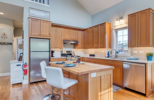 Langley Casa | Sunny Backyard, Fireplace, Coastal Access in Peaceful Neighborhood Near Shopping