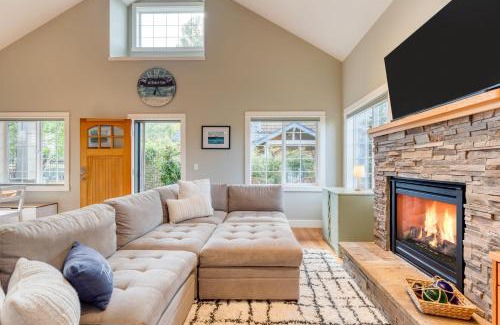 Langley Casa | Sunny Backyard Fireplace Coastal Access in Peaceful Neighborhood Near Shopping