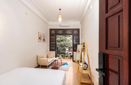 Hang Bo Apartamento | Sunny Balcony Room in Old Quarter with Netflix and Free Laundry