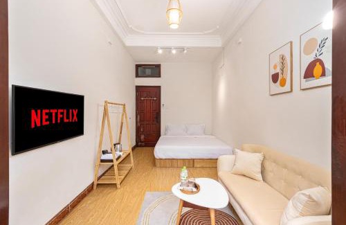 Hang Bo Apartamento | Sunny Balcony Room in Old Quarter with Netflix and Free Laundry
