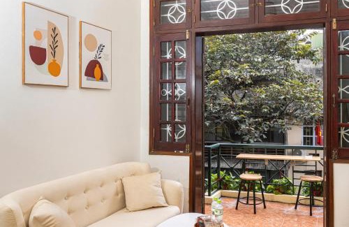 Hang Bo Apartamento | Sunny Balcony Room in Old Quarter with Netflix and Free Laundry