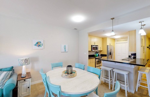 Sandbridge Condominio | Sunny beach condo with washer/dryer, pool & gym