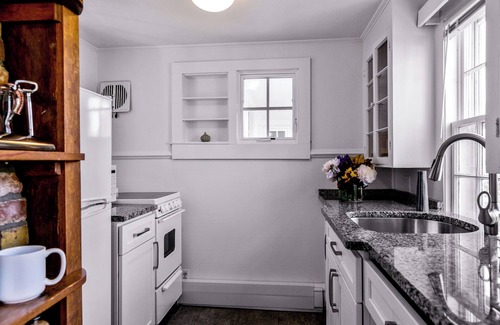 Provincetown Cabaña | 😎 Sunny Beachfront Condo + Parking! 🏳️‍🌈 Provincetown West End 🌊
