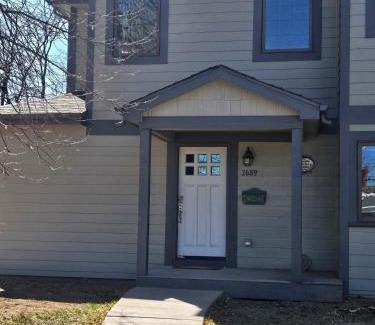 University Park Apartamento | Sunny Beautiful Apt, 2nd Level, 2Bedroom, 2Bath, Kitchen, Dining