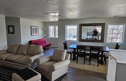 University Park Apartamento | Sunny Beautiful Apt, 2nd Level, 2Bedroom, 2Bath, Kitchen, Dining