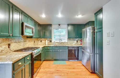 Big Canoe Cabina | Sunny Big Canoe Home w/ Views & Screened Porch