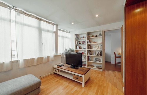 Paranhos Apartamento | Sunny & Bright Duplex by Vacationy