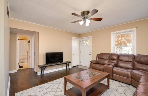 Kokomo Casa | Sunny bungalow with great space