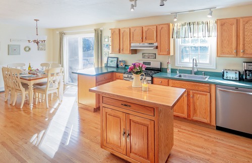 Mashpee Casa | Sunny Cape w / Private Pool, Pasos para el lago Association