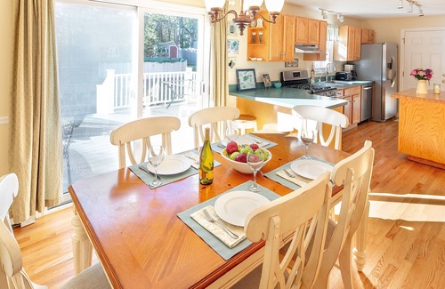 Mashpee Casa | Sunny Cape w / Private Pool, Pasos para el lago Association