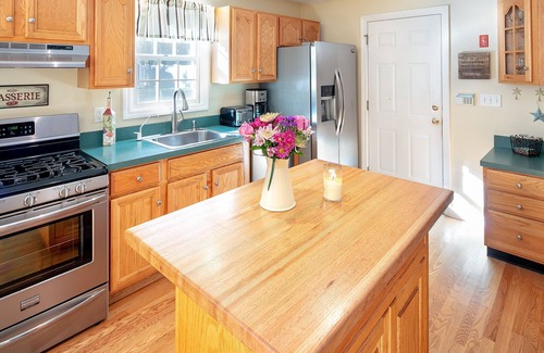 Mashpee Casa | Sunny Cape w / Private Pool, Pasos para el lago Association