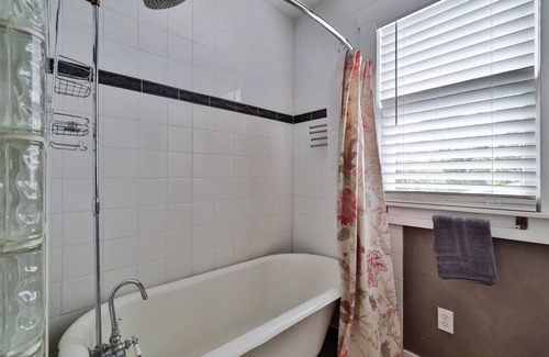 Wallaces New Smyrna Casa | Sunny Carriage House Canal St & Waterfront