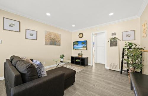 Alhambra Apartamento | Sunny & Cheerful Near I-10 Queen Beds w Parking!