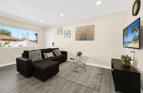 Alhambra Apartamento | Sunny & Cheerful Near I-10 Queen Beds w Parking!