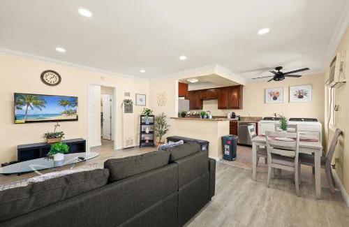 Alhambra Apartamento | Sunny & Cheerful Near I-10 Queen Beds w Parking!
