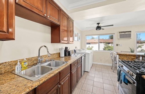 Alhambra Apartamento | Sunny & Cheerful Near I-10 ~ Queen Beds ~ Parking