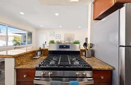 Alhambra Apartamento | Sunny & Cheerful Near I-10 ~ Queen Beds ~ Parking