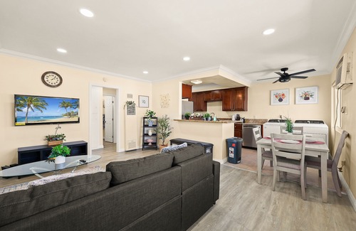 Alhambra Apartamento | Sunny & Cheerful Near I-10 ~ Queen Beds ~ Parking