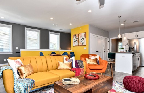 Dunean Apartamento | Sunny Cityside Boho Hideaway - KING Beds, Workdesks, Balcony! Close to Downtown