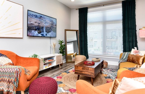 Dunean Apartamento | Sunny Cityside Boho Hideaway - KING Beds, Workdesks, Balcony! Close to Downtown