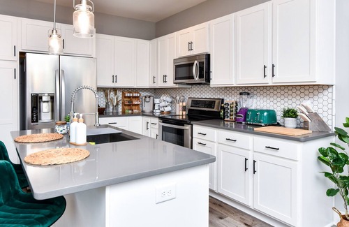 Dunean Apartamento | Sunny Cityside Boho Hideaway - KING Beds, Workdesks, Balcony! Close to Downtown