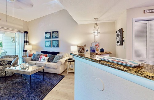 Ocean Side Village Condominio | Sunny condo close to beach with pool, beach access, & washer/dryer