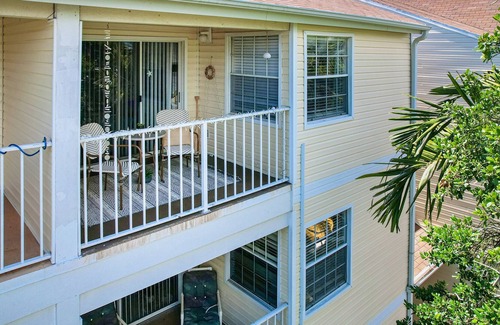 Ocean Side Village Condominio | Sunny condo close to beach with pool, beach access, & washer/dryer