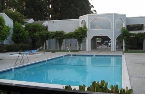 Aptos Condominio | Sunny Condo- Pool & Spa 'Walk to Capitola Village!'