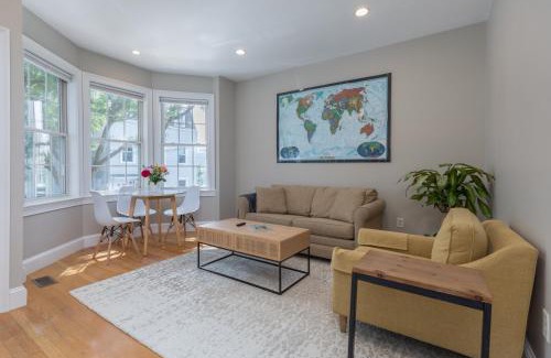 Columbus Park - Andrew Square Apartamento | Sunny convenient home w/private patio! Easy walk to everything!