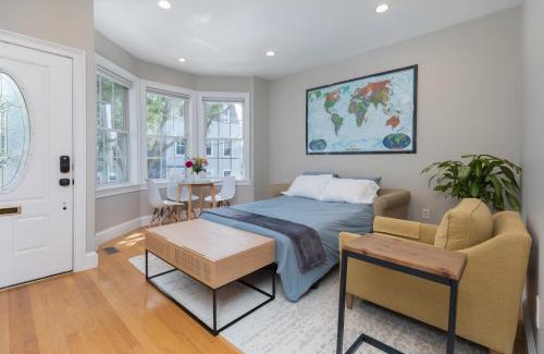 Columbus Park - Andrew Square Apartamento | Sunny convenient home w/private patio! Easy walk to everything!
