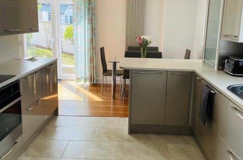 Treator Casa | Sunny Corner, Padstow. Spacious 3 bedrooms, 2.5 bathrooms, parking, garden.