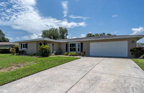 Gulf Gate Estates Casa | Sunny Cottage with lanai and garage, only 4 miles from Siesta Key